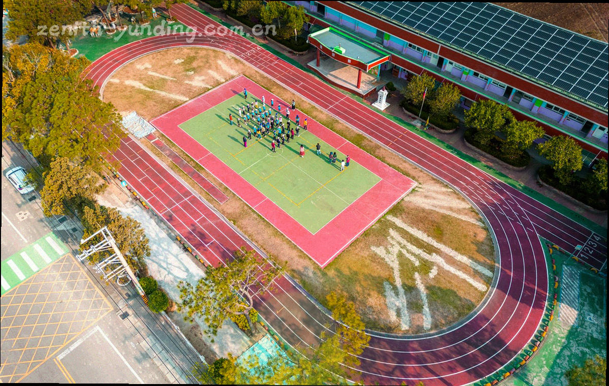 高层建筑内会馆入口走廊的正面视角，雾白与暖灰为主，沿线指引标识清晰